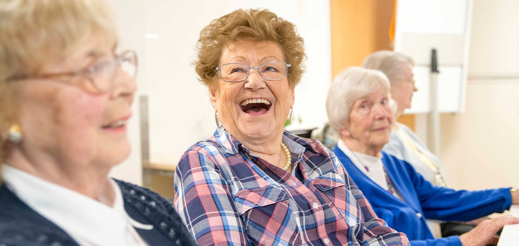 Lachende Seniorin