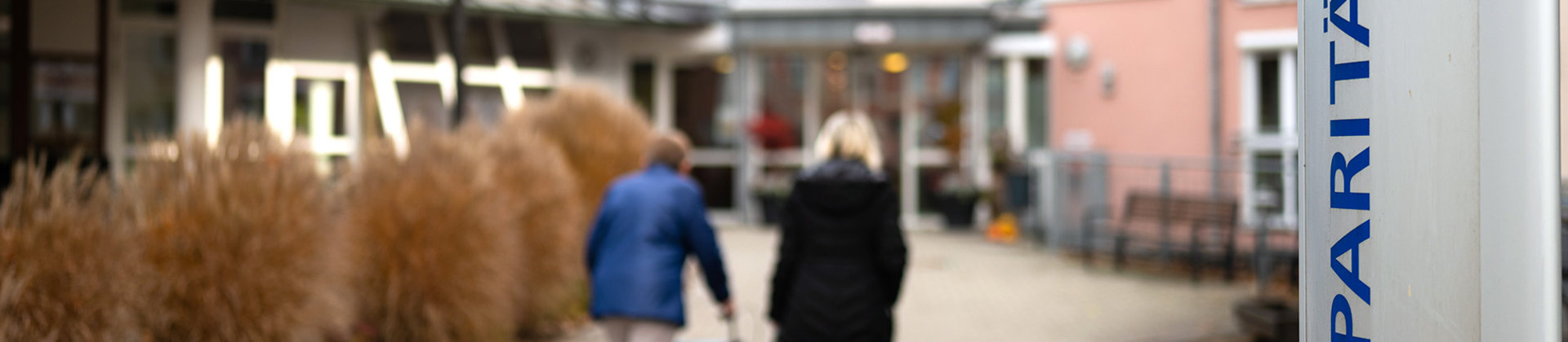 Verschwommener Blick auf Haupteingang eines Pflegeheims