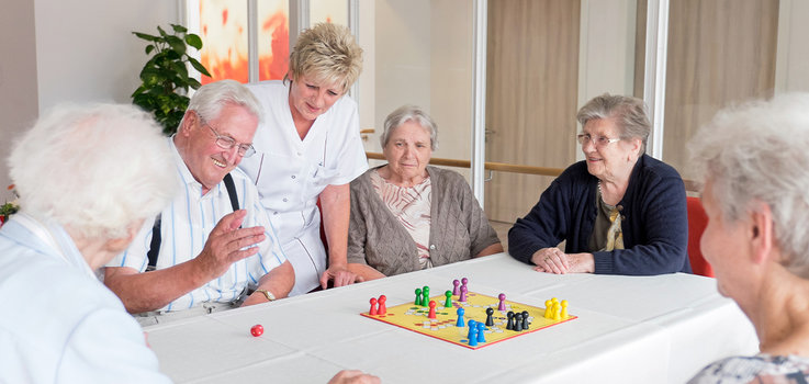 Senioren beim Gesellschaftsspiel