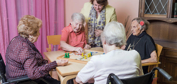 Seniorinnen beim Gesellschaftsspiel