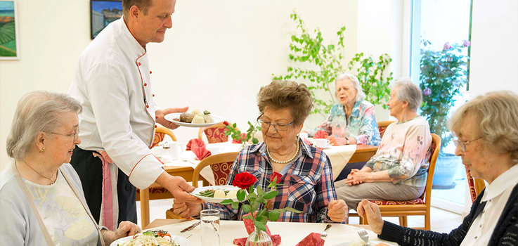 Senioren beim Mittagessen