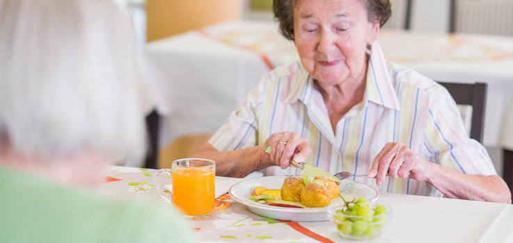 Seniorin beim Essen